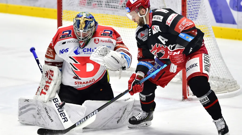 Třinecký Martin Růžička před pardubickým brankářem Konstantinem Barulinem