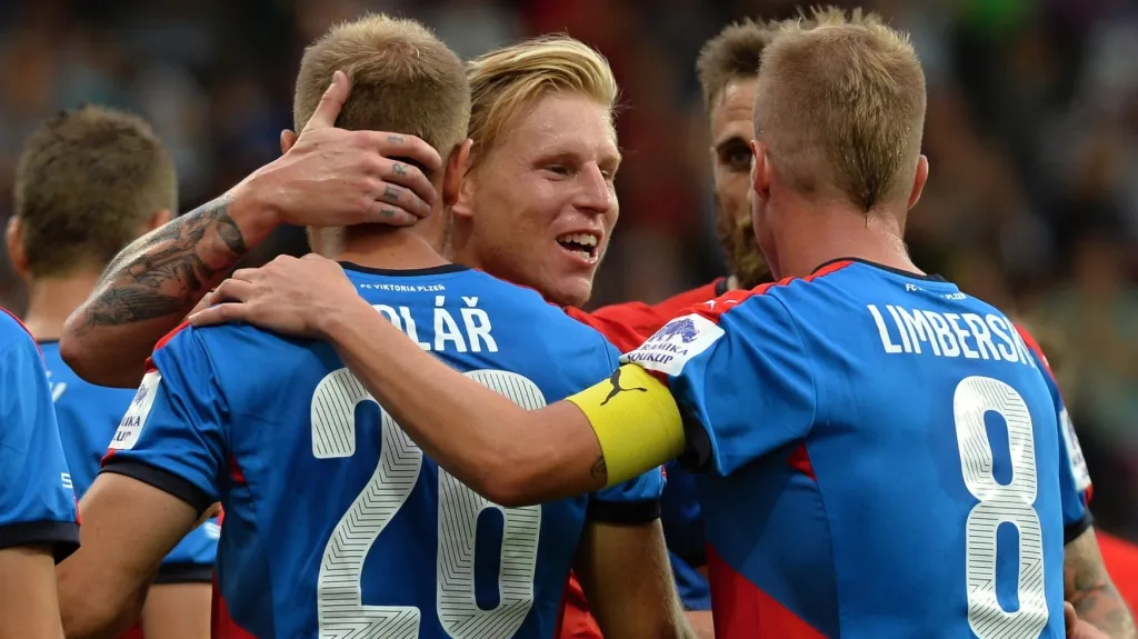 František Rajtoral (uprostřed) v objetí s Danielem Kolářem