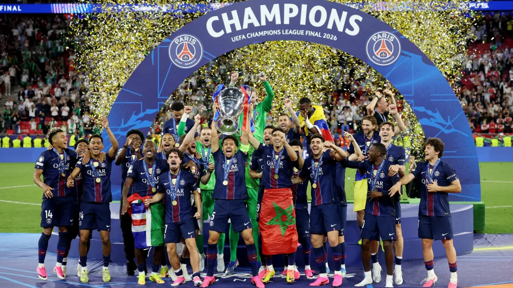 Hráči PSG s trofejí vítěze Ligy mistrů