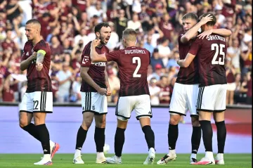 Fotbalisté Sparty se podporují před ligovým zápasem