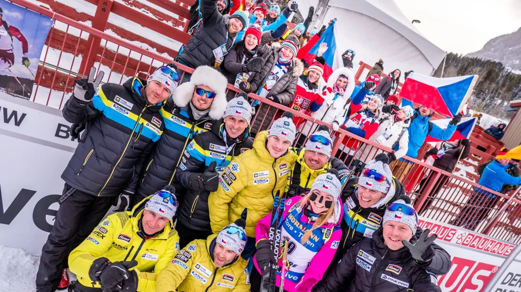 Markéta Davidová s realizačním týmem a českými fanoušky po stříbru v Canmore