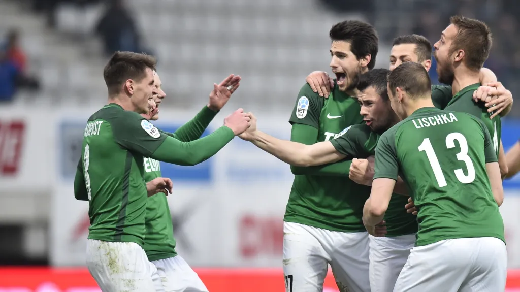 Fotbalisté Jablonce se radují z gólu