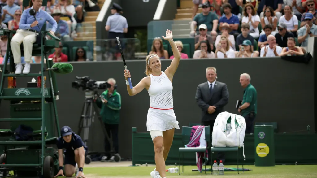 Karolína Muchová se raduje z postupu do osmifinále Wimbledonu