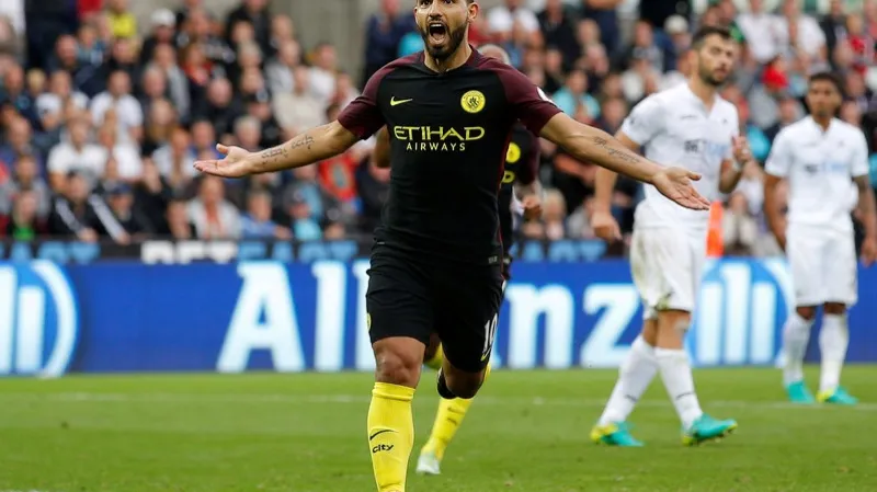 Sergio Agüero slaví gól do sítě Swansea
