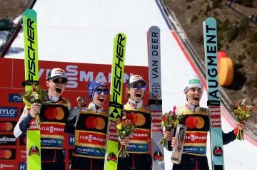 Rakouský tým skokanů po vítězství v Planici