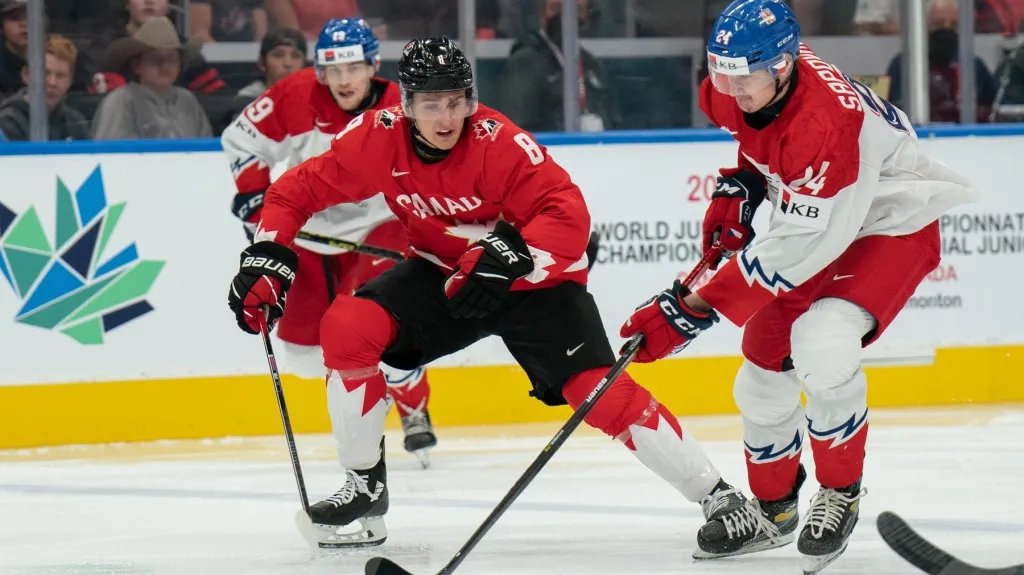 Matyáš Šapovaliv v utkání s Kanadou