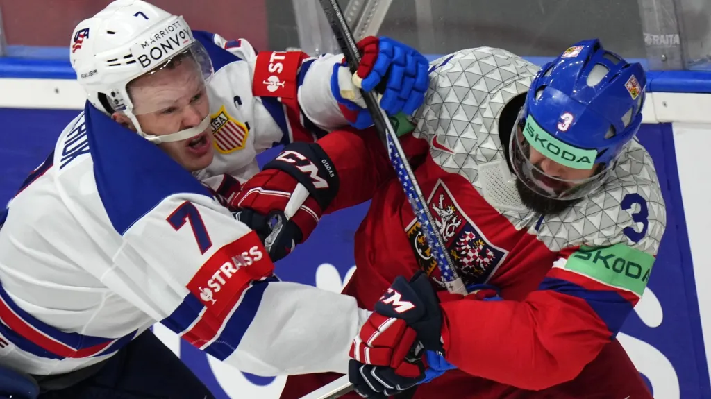 Brady Tkachuk z USA v souboji s Radkem Gudasem