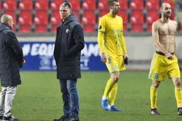 Jaroslav Šilhavý (druhý zleva) po porážce s Astanou