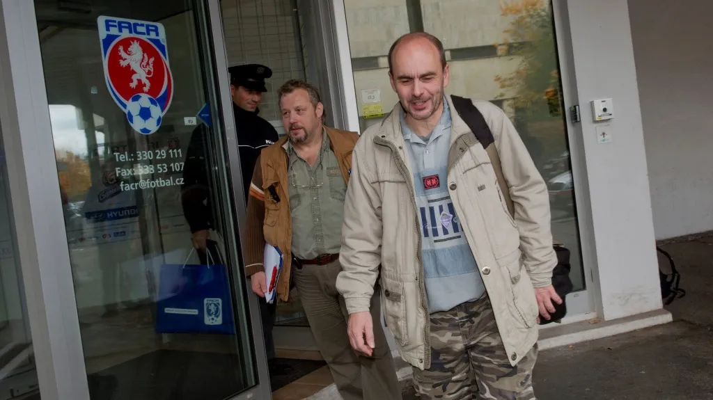 Kriminalisté odcházejí ze sídla FAČR