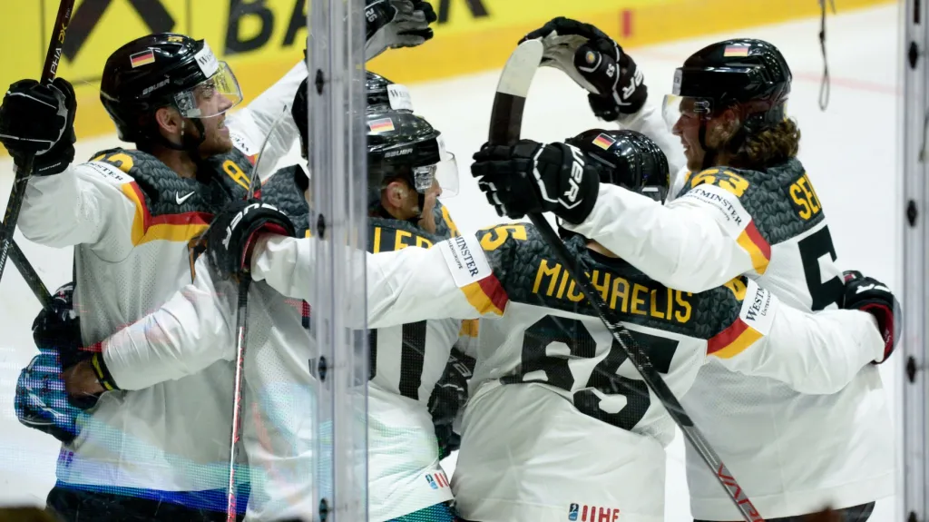 Hokejisté Německa oslavují gól