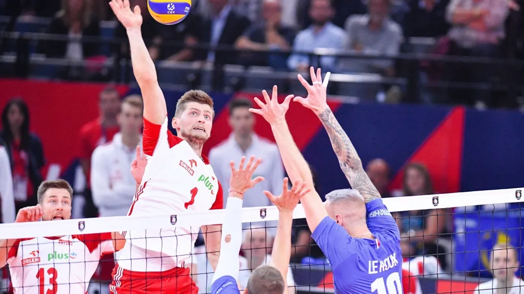 Polský volejbalista Piotr Nowakowski útočí proti francouzskému bloku