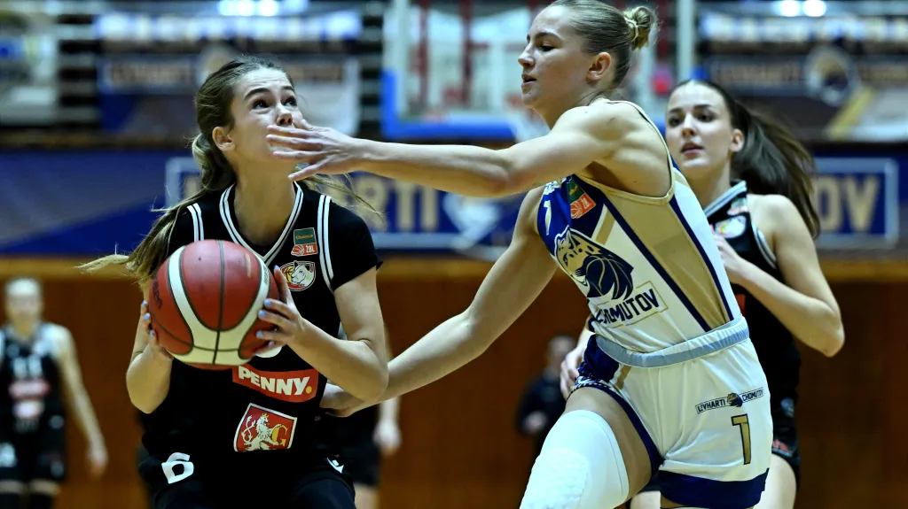 Charlotte Velichová v nájezdu proti chomutovské Jesice Hibalové