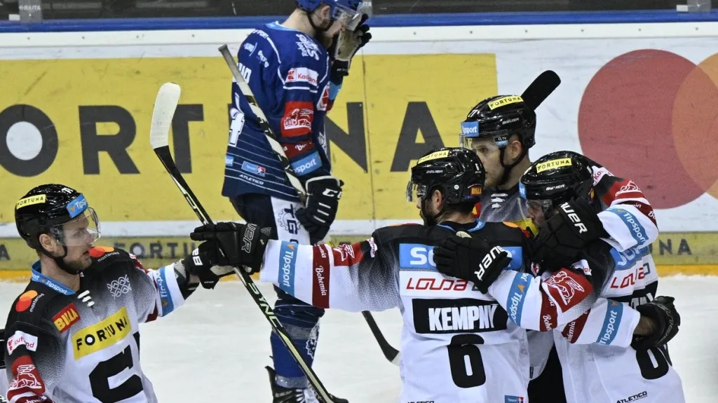 Sparťané oslavují gól v sítí Kladna