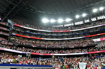 Angličtí fanoušci na stadionu v Dallasu slaví vítězství Anglie nad Chorvatskem