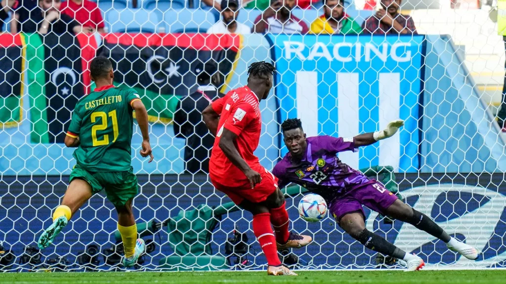 Embolo dává gól Švýcarů v zápase s Kamerunem