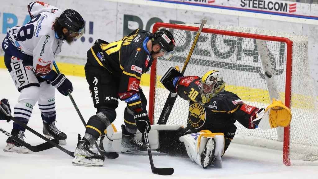 Litvínovský brankář Denis Godla inkasuje v utkání proti Vítkovicím