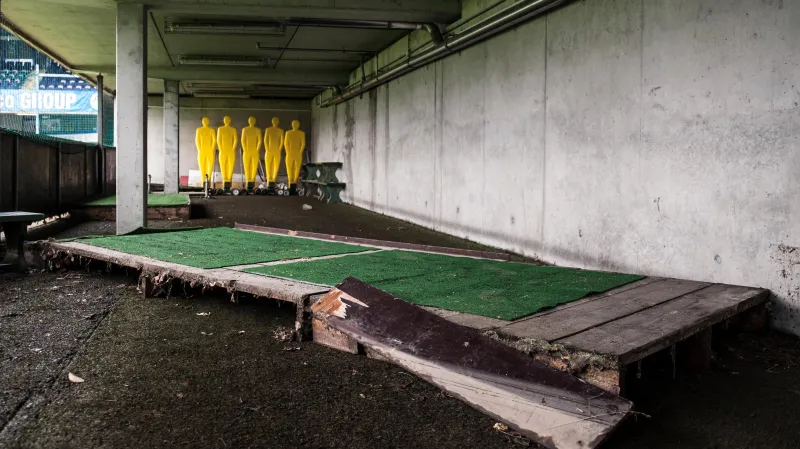 Prostor pro rozcvičování s umělou trávou za střídačkami