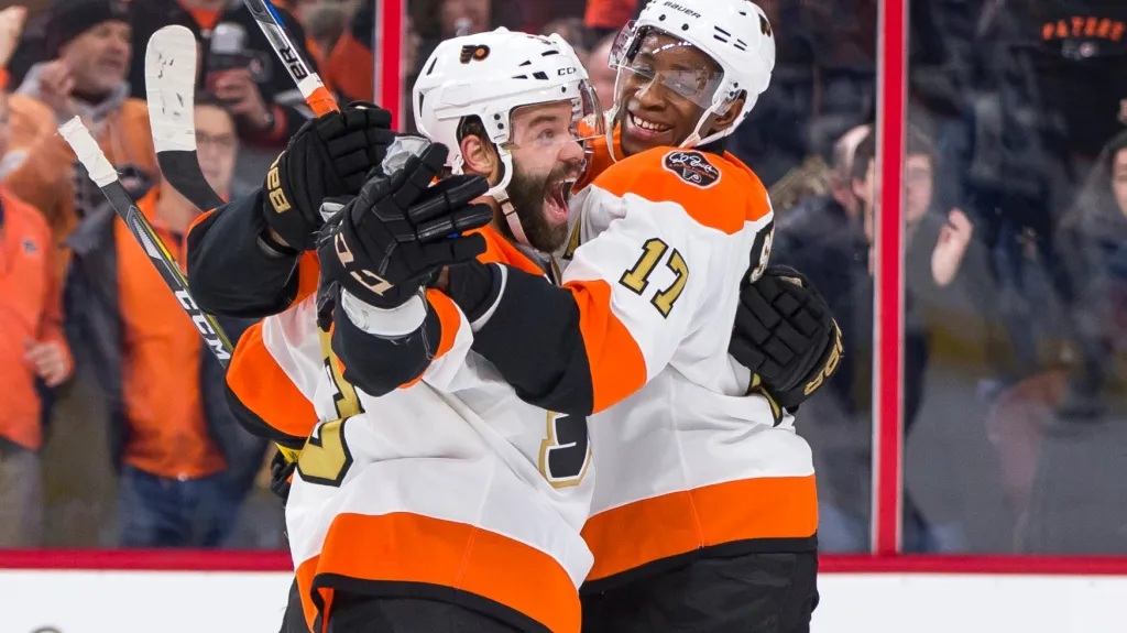 Radko Gudas se raduje ze vstřelené branky