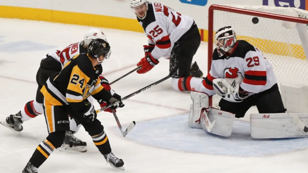 Dominik Kahun z Pittsburghu dává gól do sítě New Jersey Devils