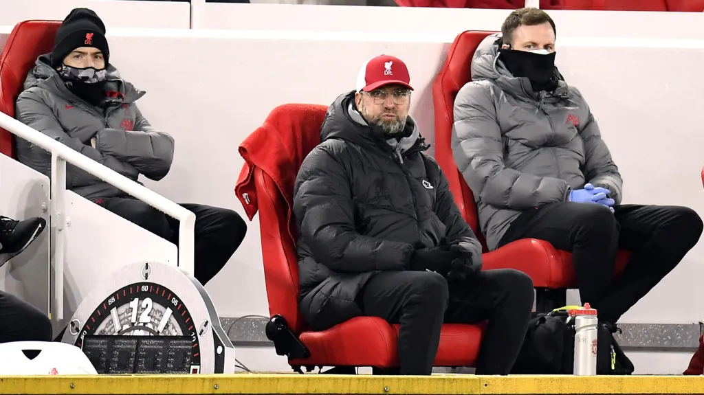 Trenér Jürgen Klopp (uprostřed) na lavičce Liverpoolu
