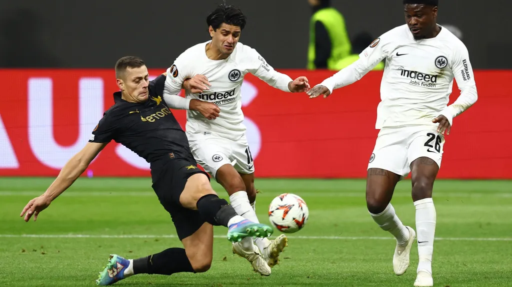 Tomáš Holeš ze Slavie ve skluzu v utkání Evropské ligy