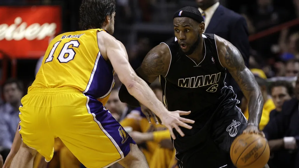 LeBron James v utkání s LA Lakers