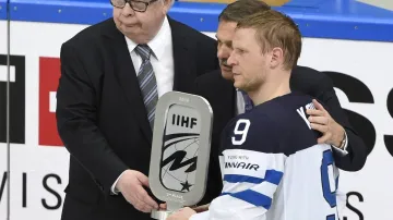 Finský kapitán Mikko Koivu s trofejí za druhé místo na mistrovství světa