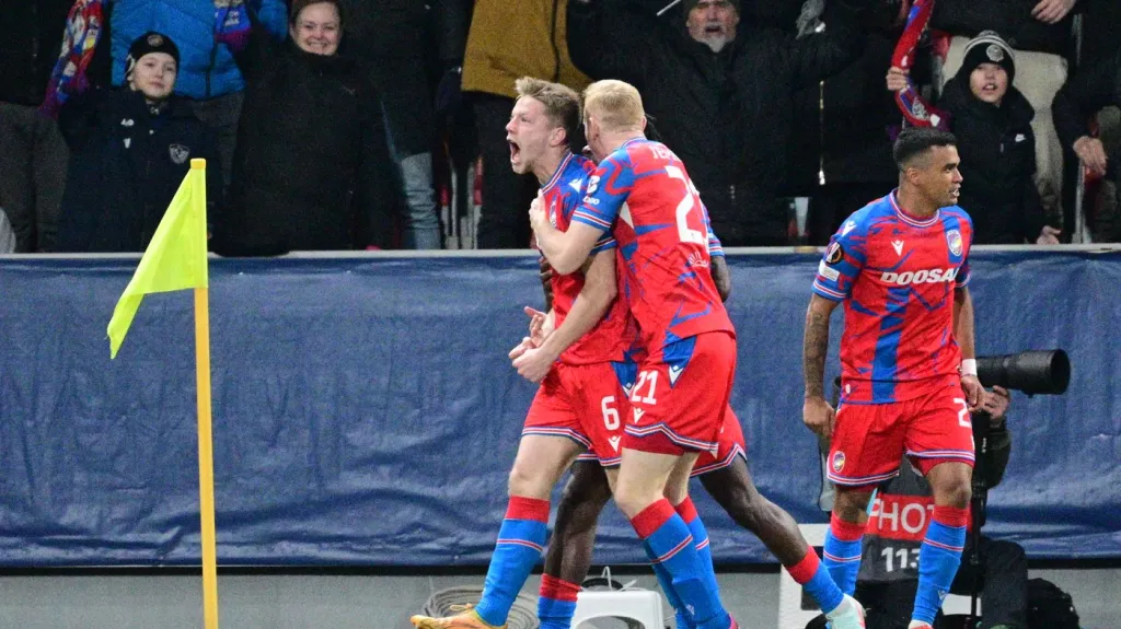 Lukáš Červ slaví gól se spoluhráči