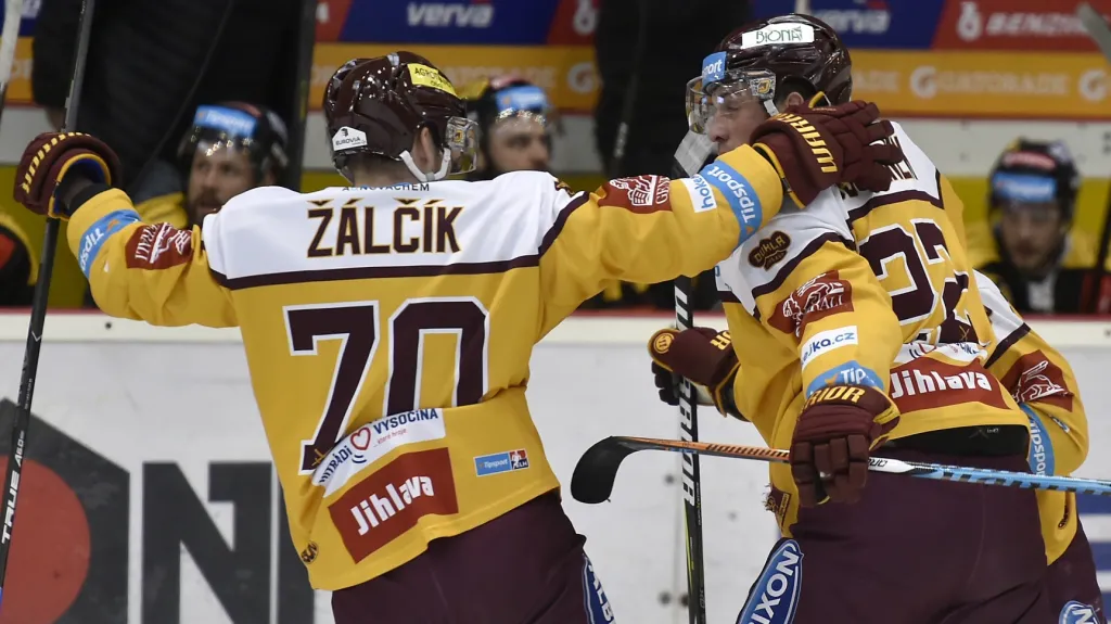 Hokejisté Jihlavy se radují z gólu v Litvínově