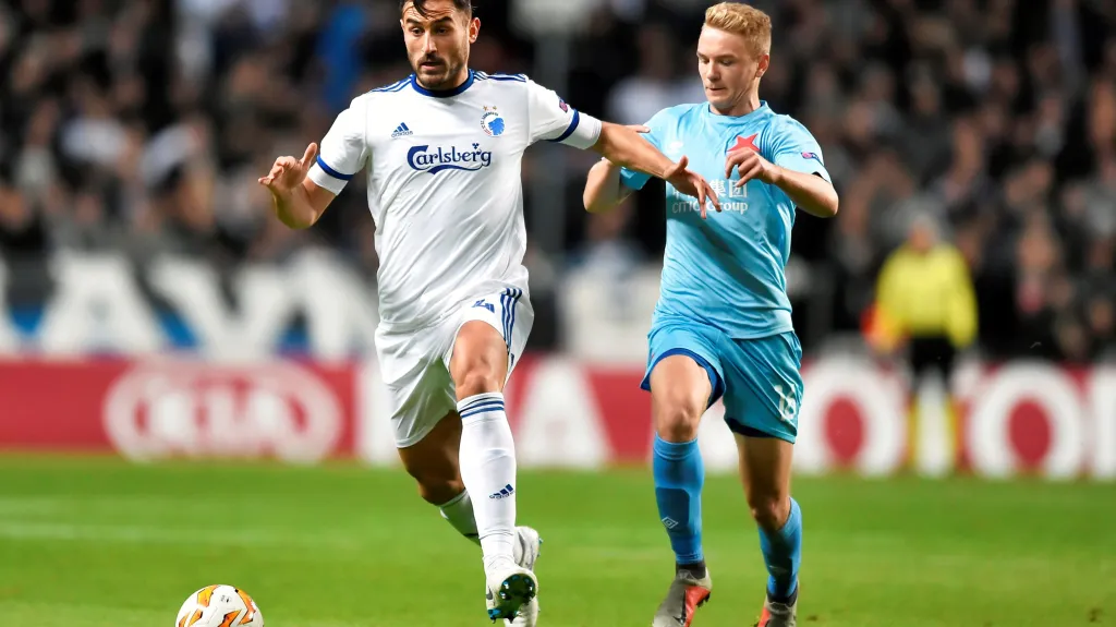 Jan Matoušek ze Slavie se snaží zastavit Sotiriose Papagiannopoulose z Kodaně