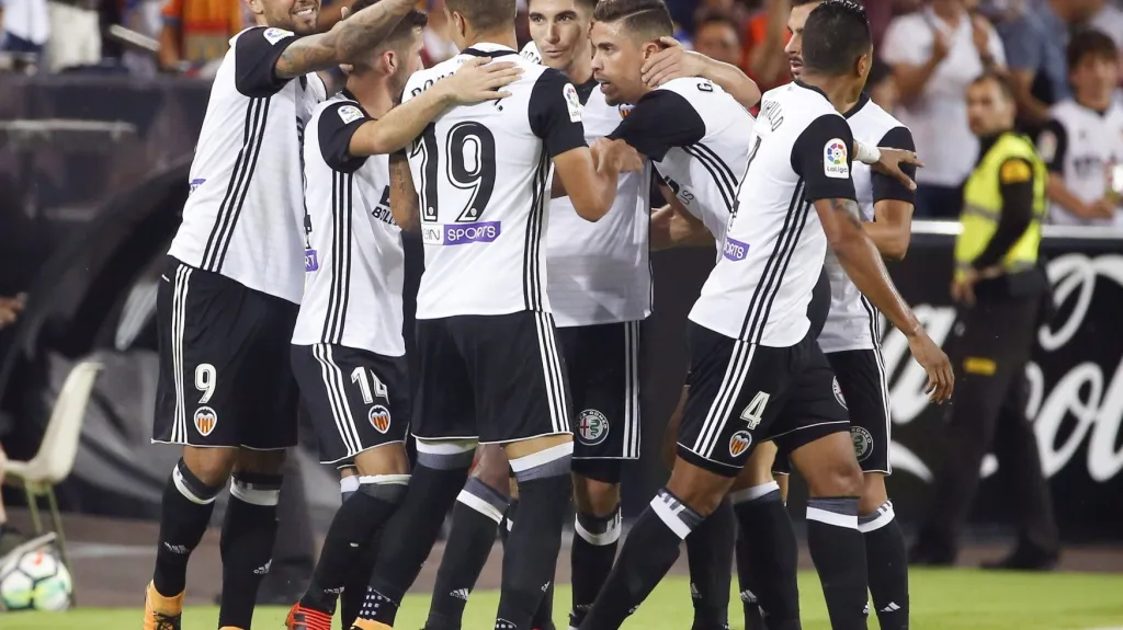 Fotbalisté Valencie se radují z gólu