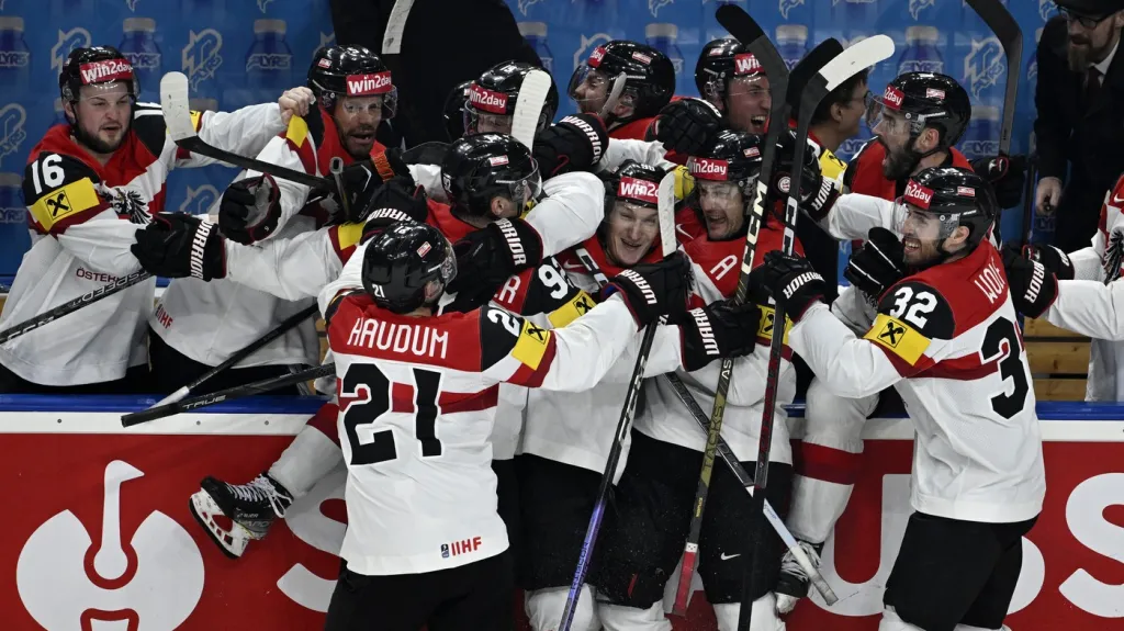 Rakouští hokejisté slaví výhru nad Finskem