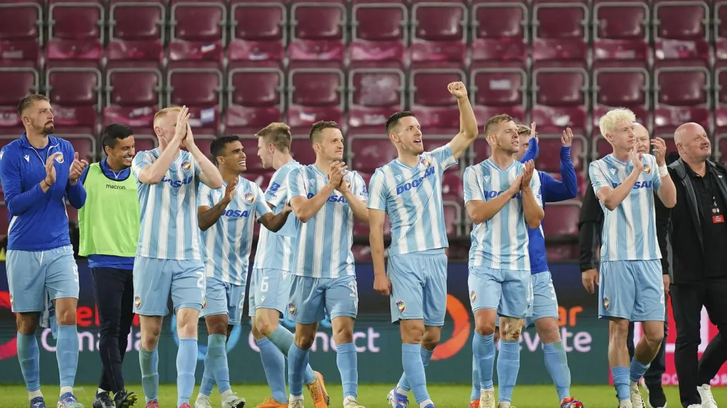 Fotbalisté Plzně oslavují postup