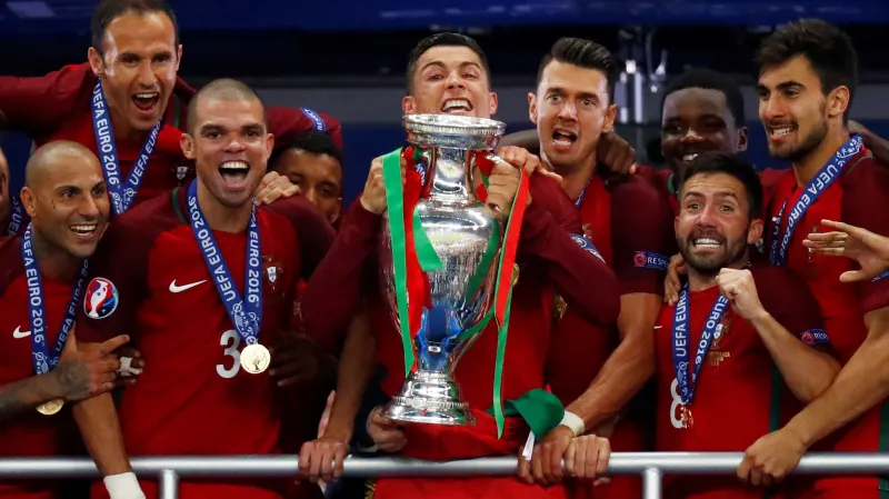 Fotbalisté Portugalska se radují z vítězství na mistrovství Evropy