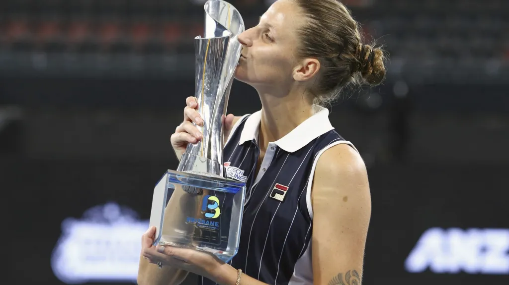 Karolína Plíšková s trofejí z vítězného turnaje v Brisbane