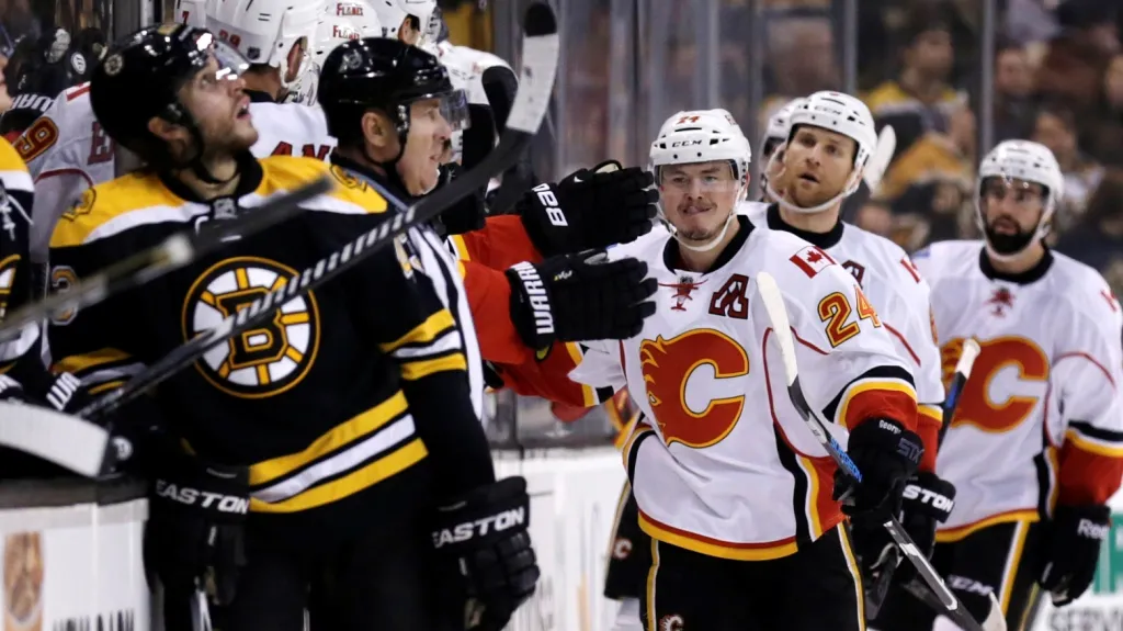 Slavící Jiří Hudler (uprostřed) v dresu Calgary