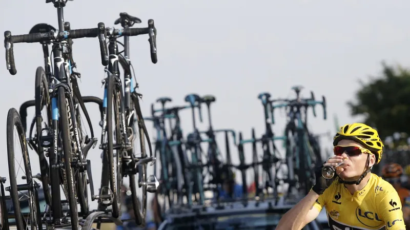 Chris Froome si v neděli vychutnával  šampaňské a v pondělí už jel kritérium v Belgii