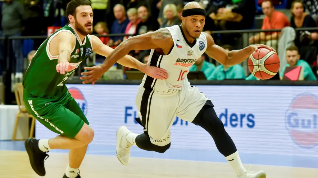 Eugene Lawrence z Nymburka uniká Lorenzu D'Ercolemu z Avellina  