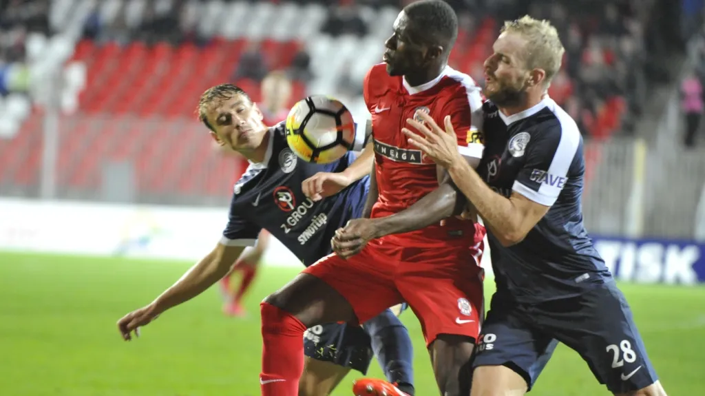 Francis Koné z Brna s snaží pokrýt míč před Lukášem Sadílkem (vlevo) a Vlastimilem Daníčkem ze Slovácka