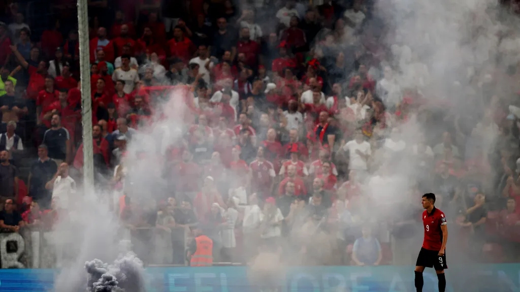 Albánští fanoušci v Tiraně