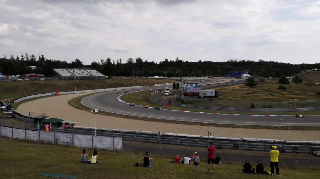 Long lap na Masarykově okruhu - trestná zatáčka před tribunou C