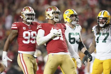 Arik Armstead ze San Francisca slaví úspěšný sack na Aarona Rodgerse
