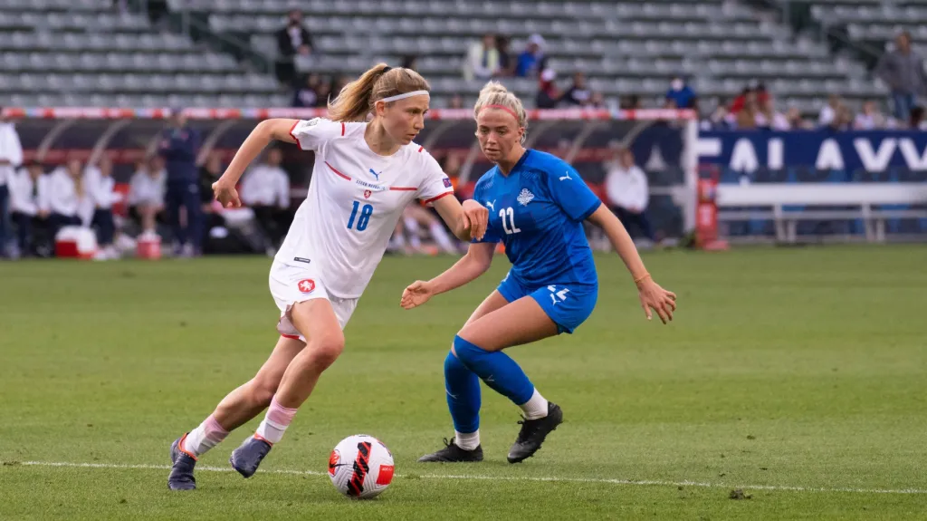 Česká fotbalistka Kamila Dubcová (vlevo).