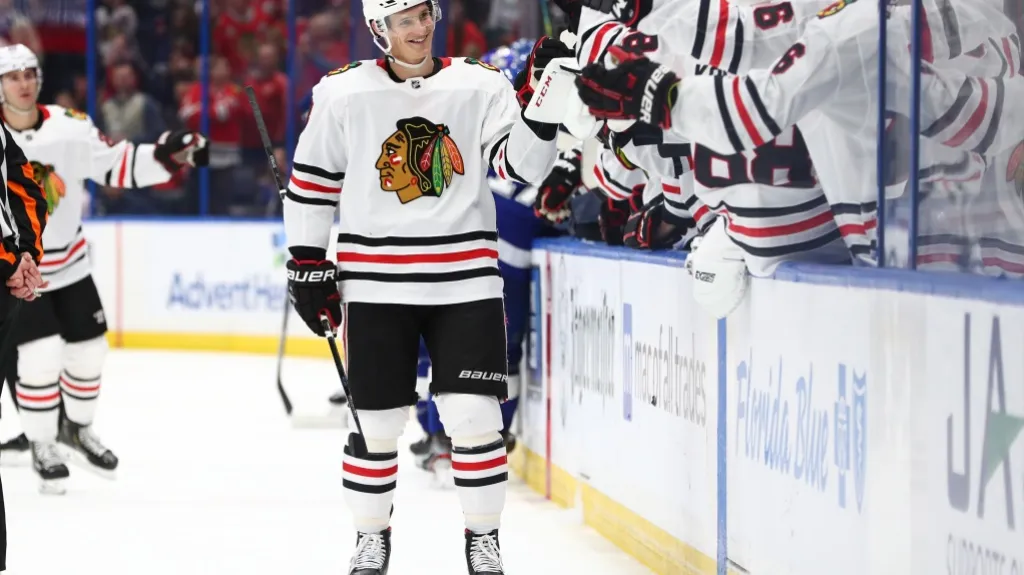 Dominik Kubalík slaví se spoluhráči z Chicaga