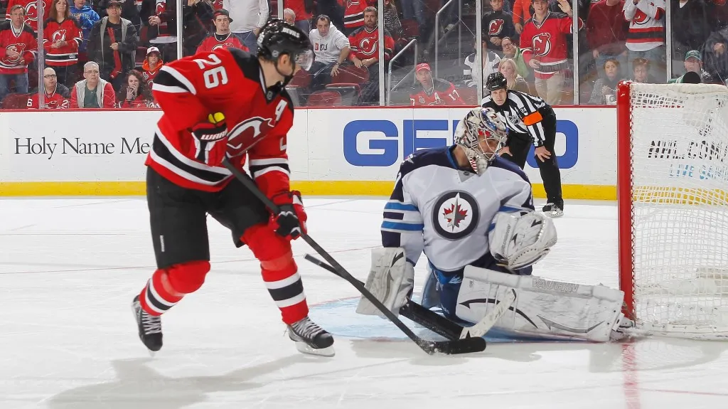 Patrik Eliáš překonává Ondřeje Pavelce