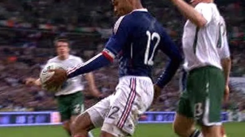 Thierry Henry hraje rukou