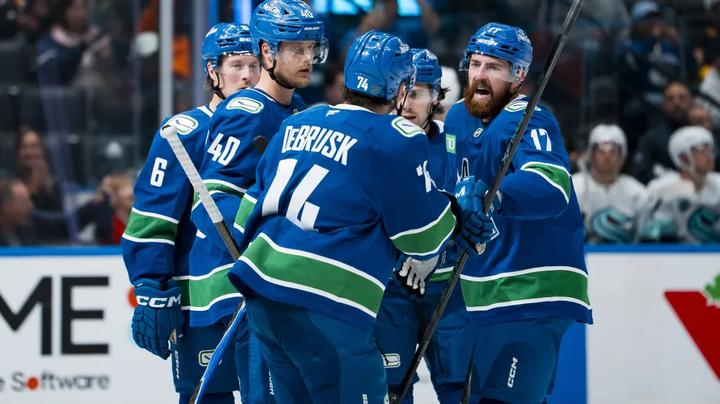 Filip Hronek slaví gól se spoluhráči z Canucks