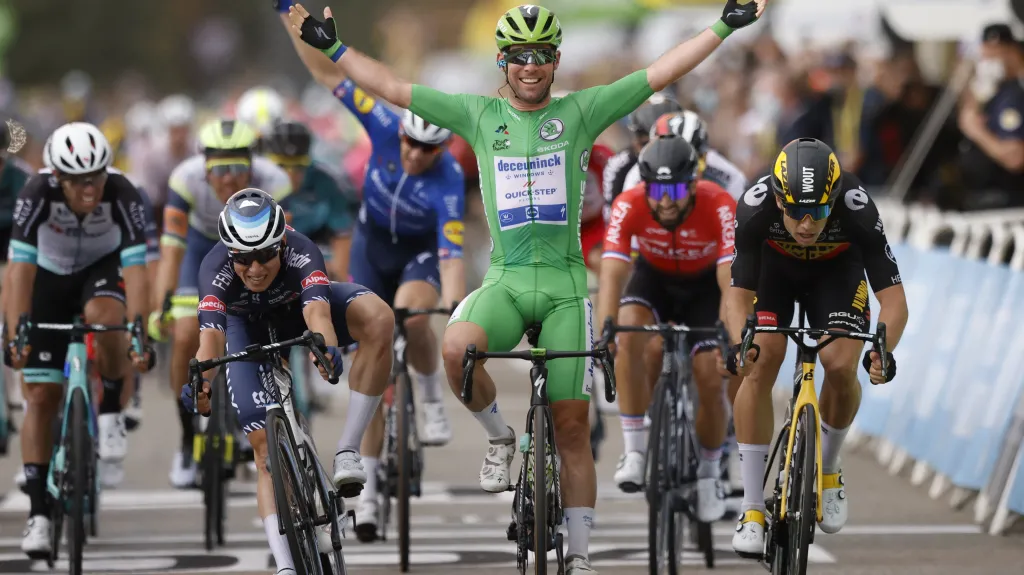 Mark Cavendish se raduje z vítězství v etapě na Tour de France