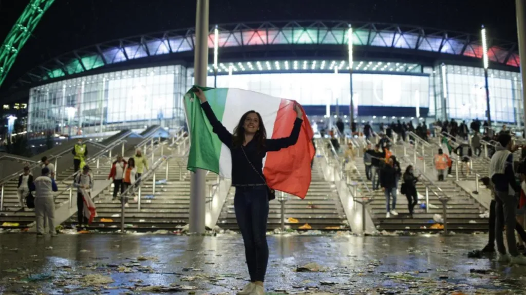 Italská fanynka před stadionem Wembley
