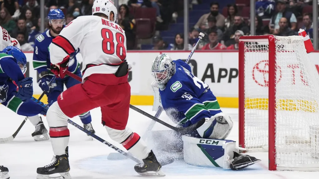 Martin Nečas z Caroliny v utkání proti Vancouveru